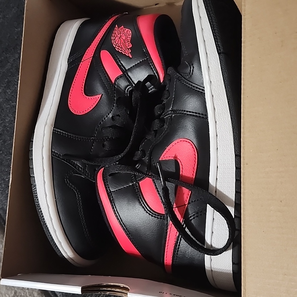 ❤️🖤Air Jordan 1 Mid Siren Red / Black❤️🖤 - Picture 12 of 13
